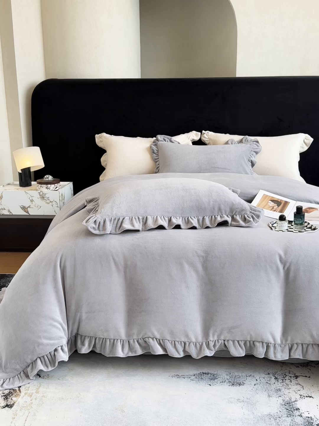 91家纺网 家纺一手货源 找家纺 席之家 2025新款蝴蝶结绣花牛奶绒四件套 蝴蝶结-雅士灰