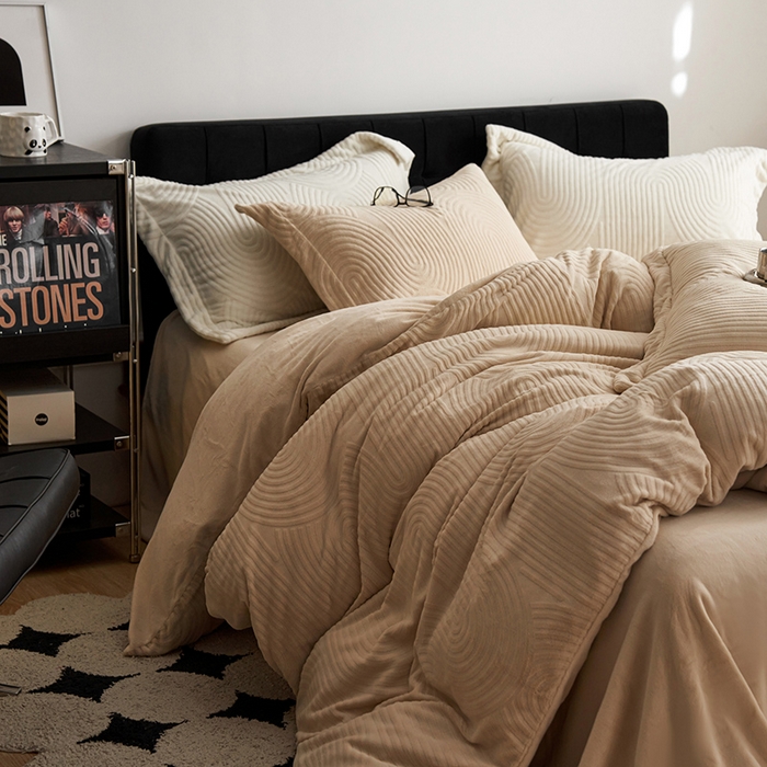 91家纺网 家纺一手货源 找家纺 （总）千朵森 2025新款高克重提花牛奶绒高品质四件套-年纪