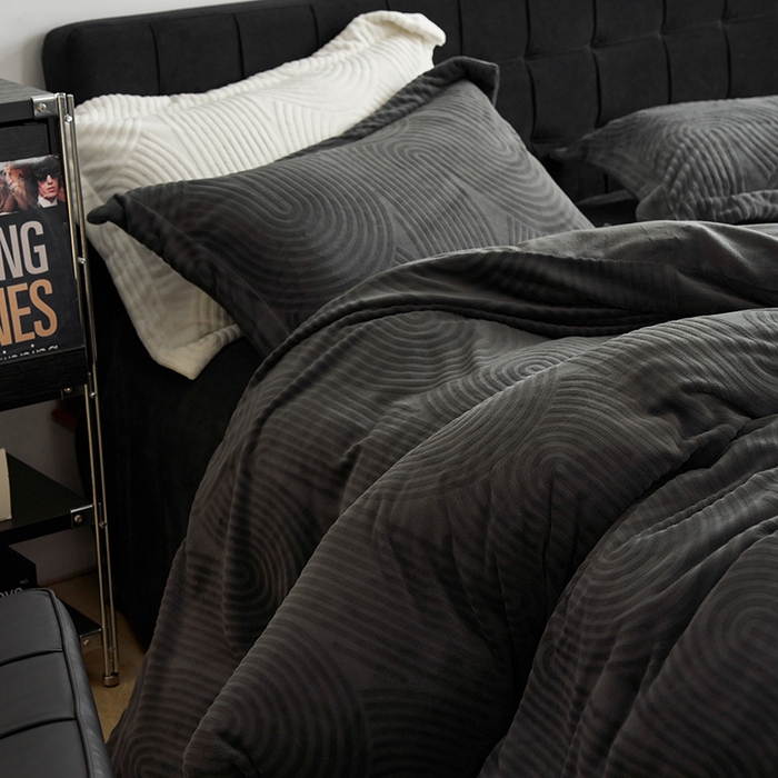 91家纺网 家纺一手货源 找家纺 （总）千朵森 2025新款高克重提花牛奶绒高品质四件套-年纪