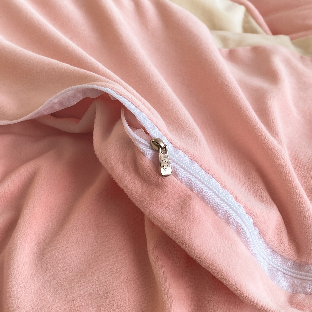 91家纺网 家纺一手货源 找家纺 如一 2025新款水晶绒双拼刺绣郁金香系列四件套 郁金香-奶白粉