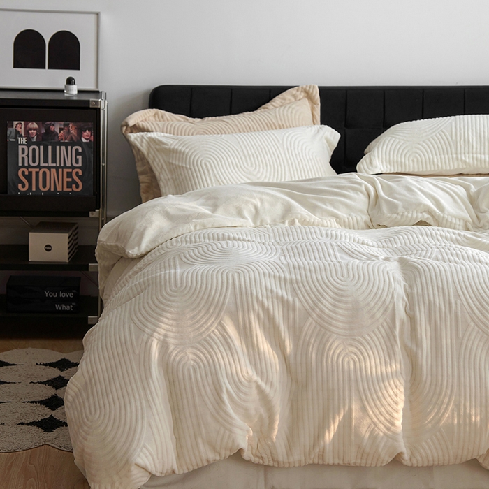 91家纺网 家纺一手货源 找家纺 千朵森 2025新款高克重提花牛奶绒高品质四件套-年纪 年纪-白