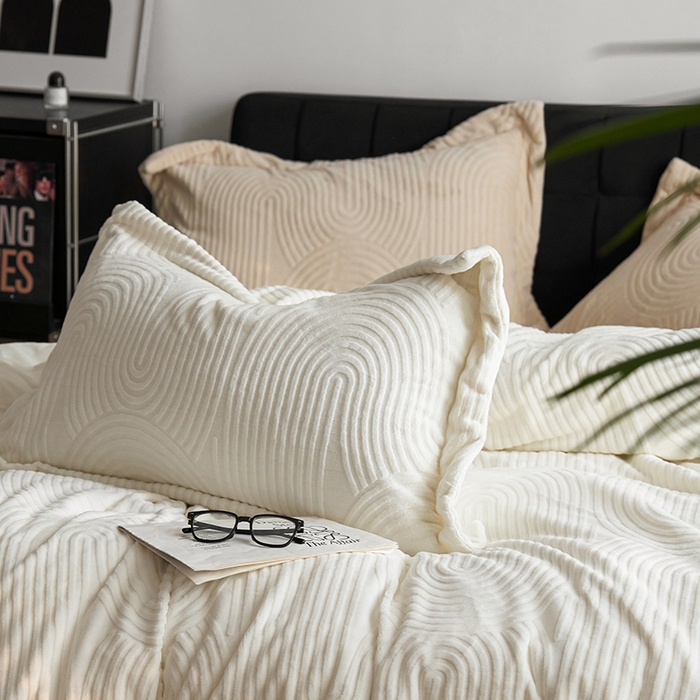 91家纺网 家纺一手货源 找家纺 千朵森 2025新款高克重提花牛奶绒高品质四件套-年纪 年纪-白