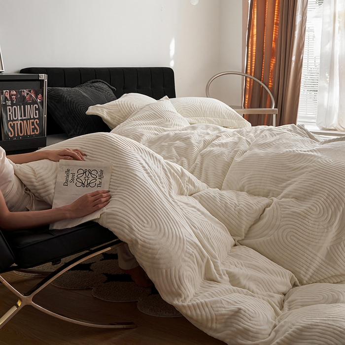 91家纺网 家纺一手货源 找家纺 千朵森 2025新款高克重提花牛奶绒高品质四件套-年纪 年纪-白