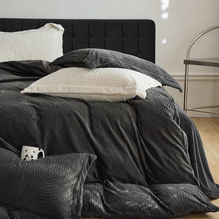 91家纺网 家纺一手货源 找家纺 千朵森 2025新款高克重提花牛奶绒高品质四件套-年纪 年纪-灰