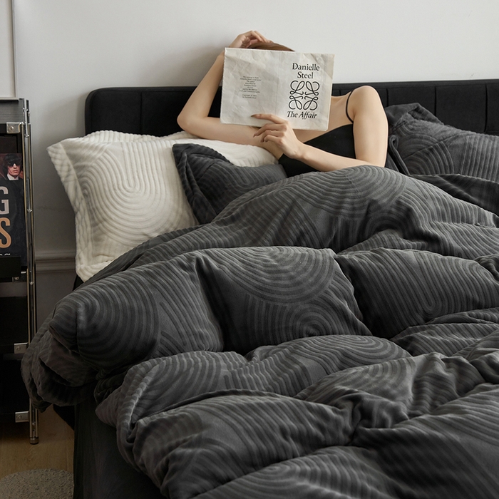 91家纺网 家纺一手货源 找家纺 千朵森 2025新款高克重提花牛奶绒高品质四件套-年纪 年纪-灰