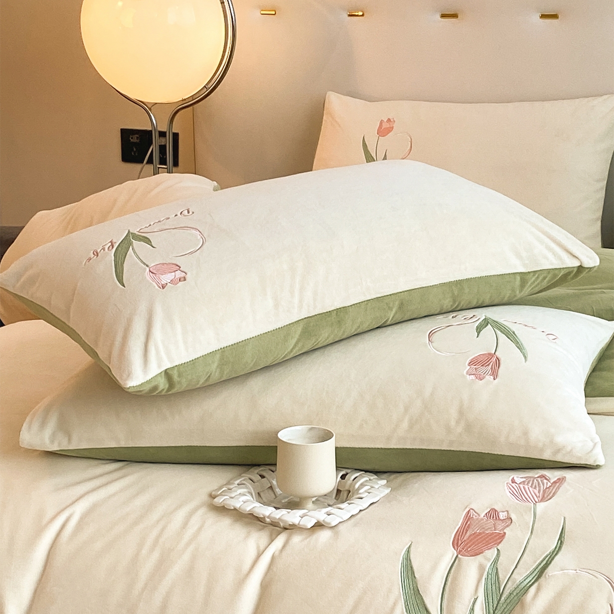 91家纺网 家纺一手货源 找家纺 如一 2025新款水晶绒双拼刺绣郁金香系列四件套 郁金香-奶白绿