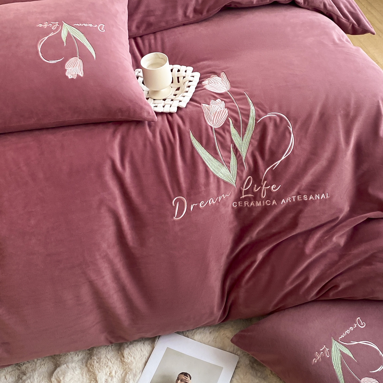 91家纺网 家纺一手货源 找家纺 如一 2025新款水晶绒双拼刺绣郁金香系列四件套 郁金香-胭脂粉