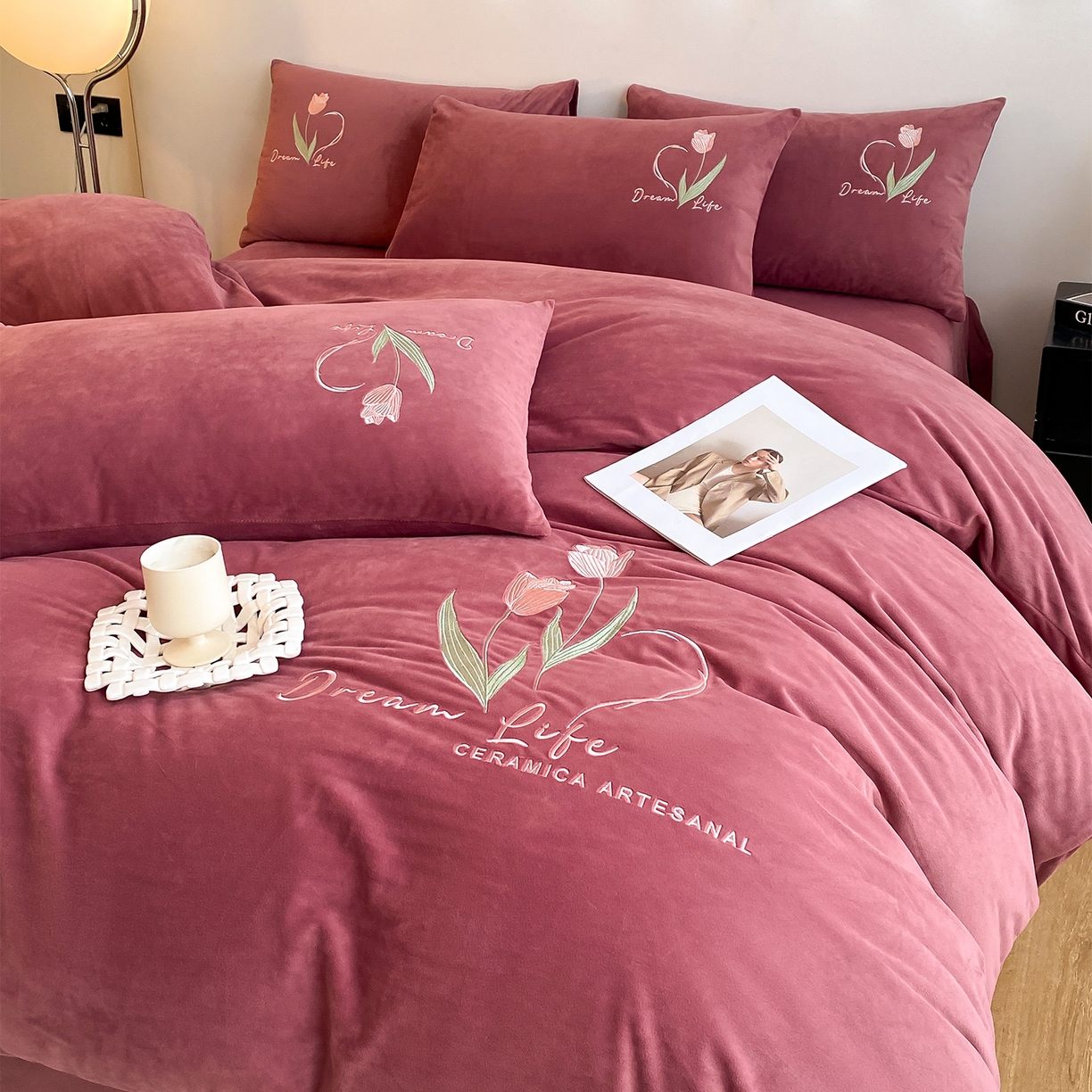 91家纺网 家纺一手货源 找家纺 如一 2025新款水晶绒双拼刺绣郁金香系列四件套 郁金香-胭脂粉