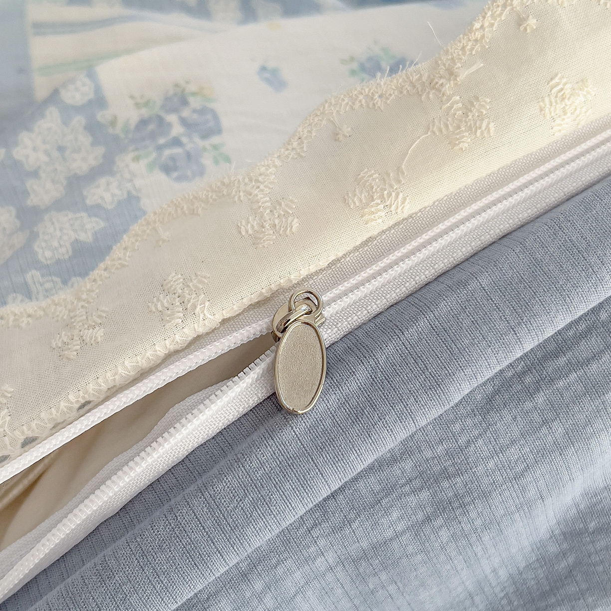 91家纺网 家纺一手货源 找家纺 赫然家纺 2026新款云感皱皱双层纱法式镂空全棉花边款四件套 兰亭序