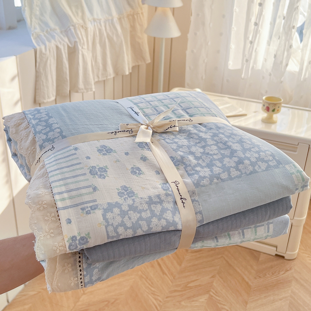 91家纺网 家纺一手货源 找家纺 赫然家纺 2026新款云感皱皱双层纱法式镂空全棉花边款四件套 兰亭序