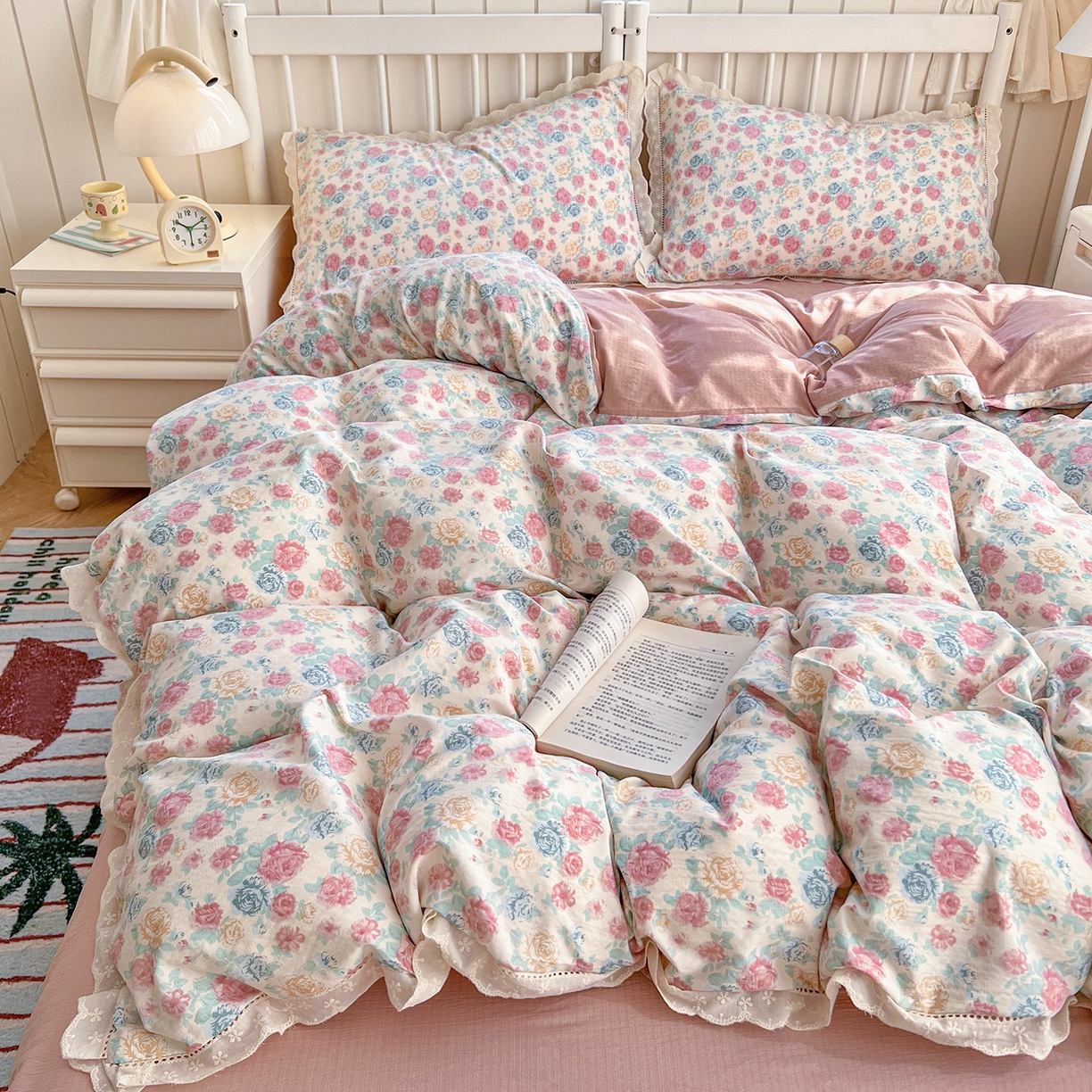 91家纺网 家纺一手货源 找家纺 赫然家纺 2026新款云感皱皱双层纱法式镂空全棉花边款四件套 陌上花开