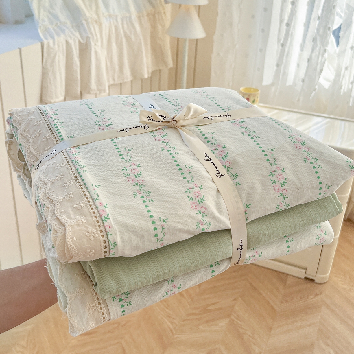 91家纺网 家纺一手货源 找家纺 赫然家纺 2026新款云感皱皱双层纱法式镂空全棉花边款四件套 怦然心动