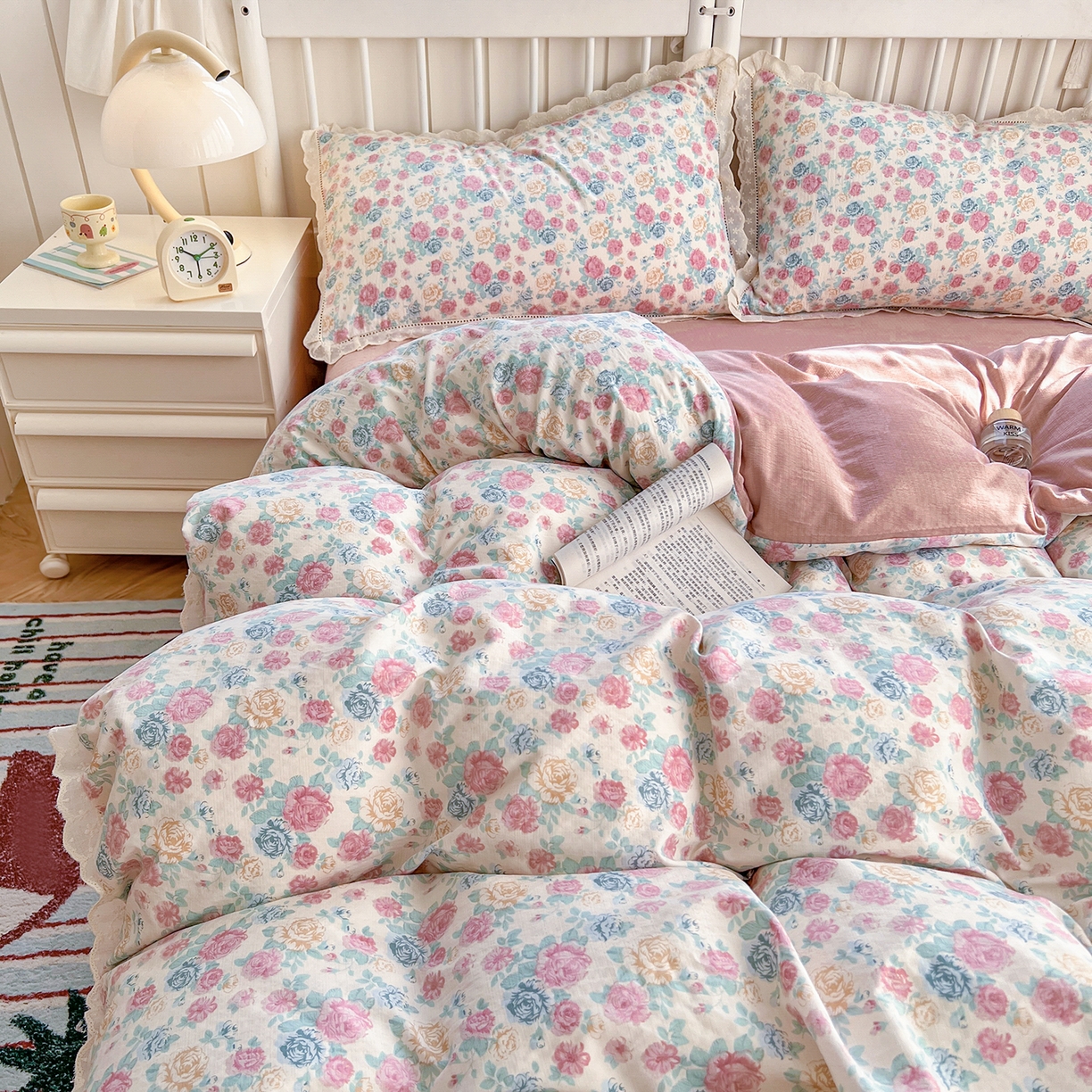 91家纺网 家纺一手货源 找家纺 赫然家纺 2026新款云感皱皱双层纱法式镂空全棉花边款四件套 陌上花开