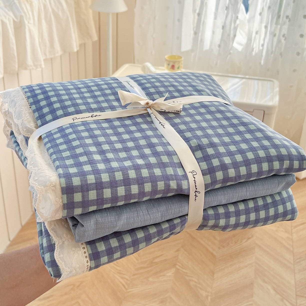 91家纺网 家纺一手货源 找家纺 赫然家纺 2026新款云感皱皱双层纱法式镂空全棉花边款四件套 北欧格