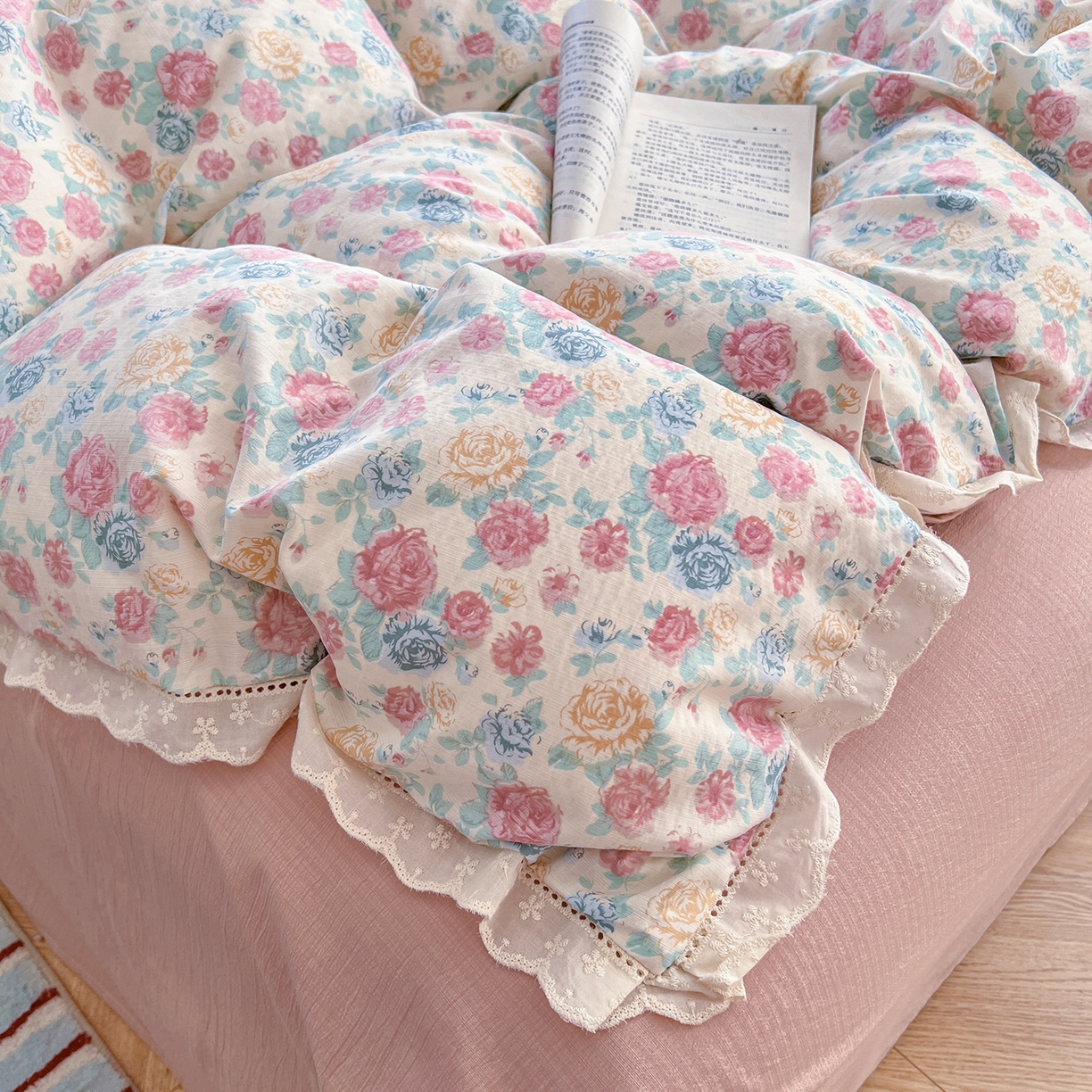 91家纺网 家纺一手货源 找家纺 赫然家纺 2026新款云感皱皱双层纱法式镂空全棉花边款四件套 陌上花开