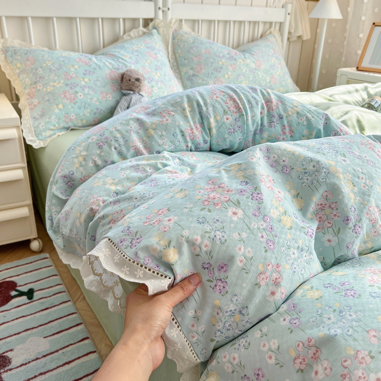 91家纺网 家纺一手货源 找家纺 赫然家纺 2026新款云感皱皱双层纱法式镂空全棉花边款四件套 花开半夏