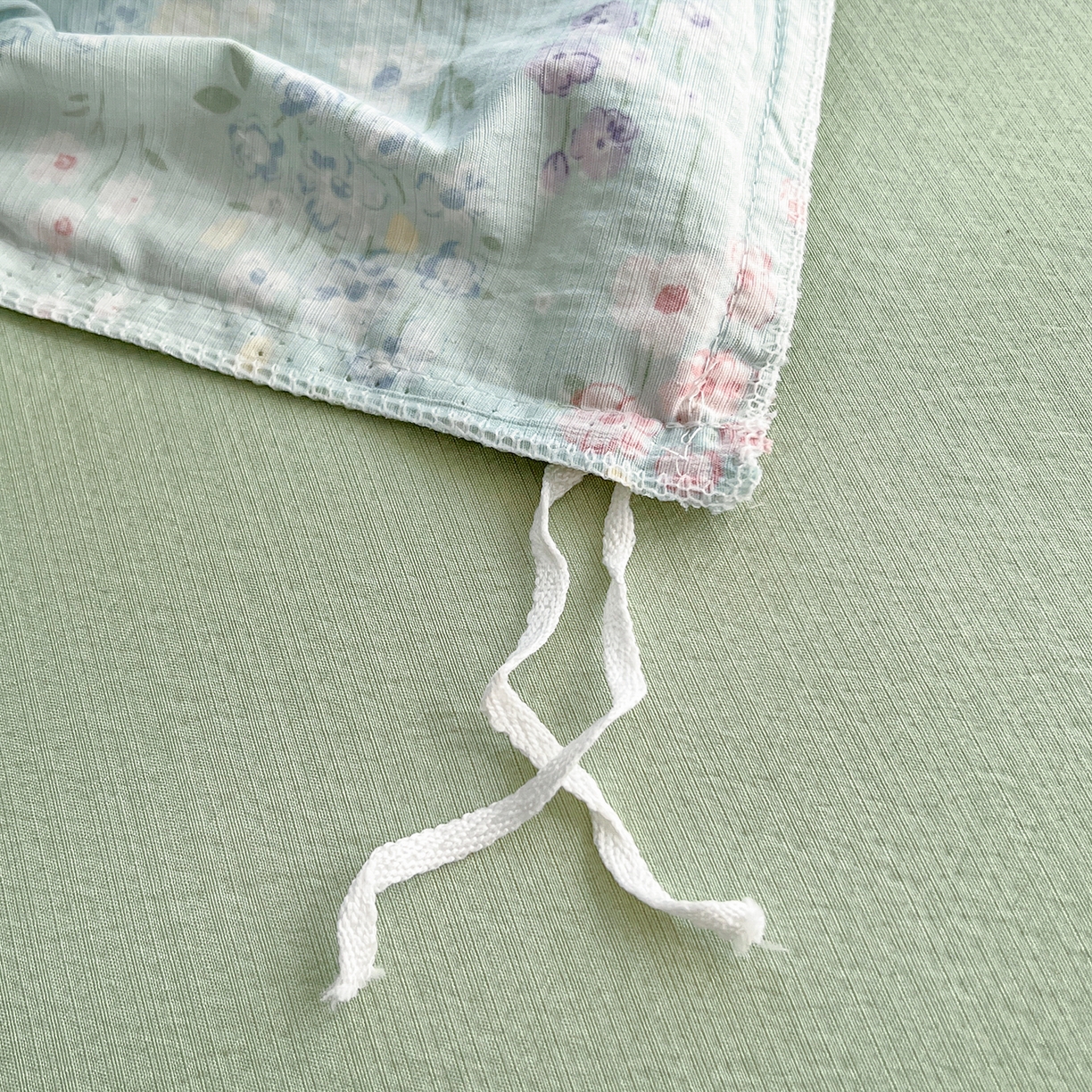 91家纺网 家纺一手货源 找家纺 赫然家纺 2026新款云感皱皱双层纱法式镂空全棉花边款四件套 花开半夏