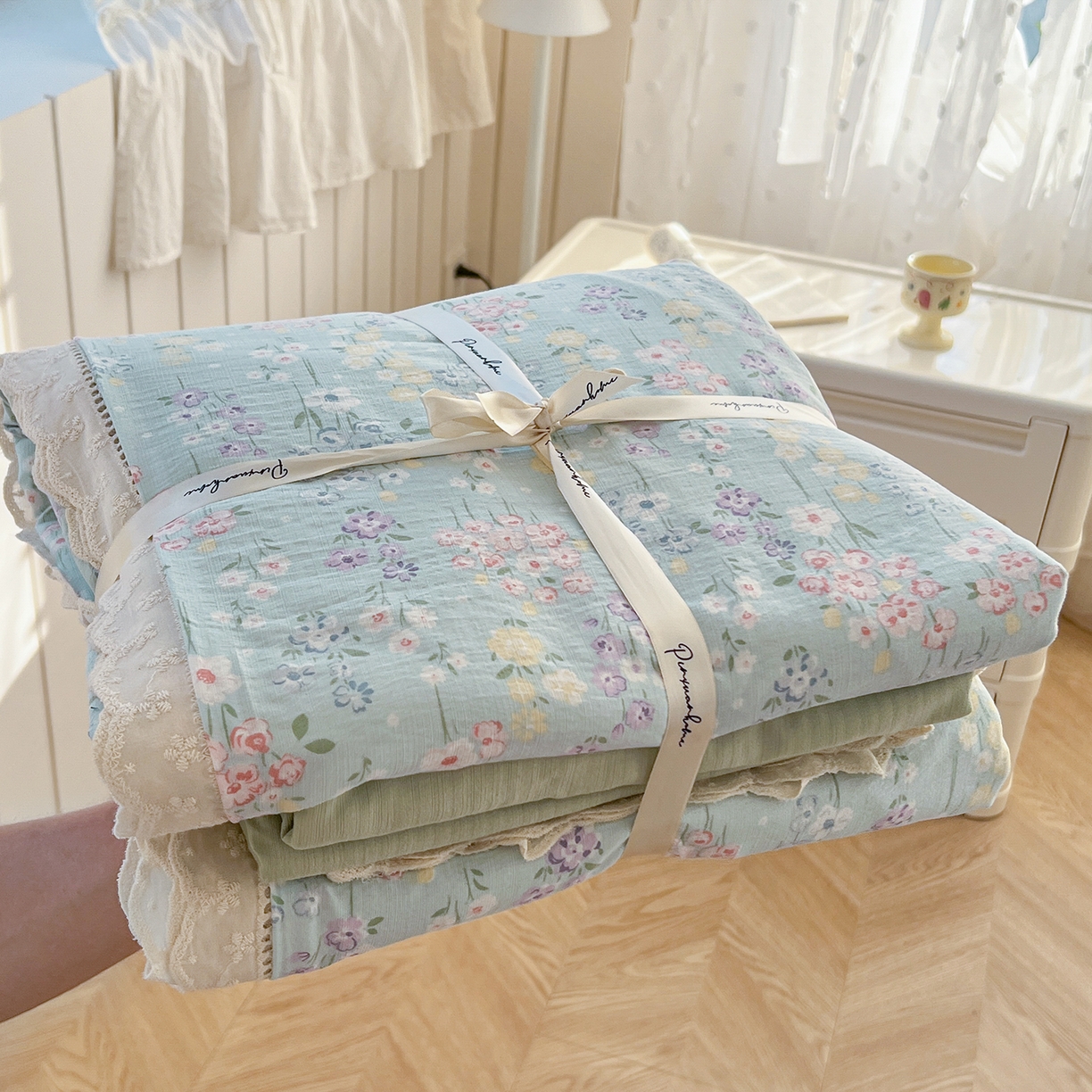 91家纺网 家纺一手货源 找家纺 赫然家纺 2026新款云感皱皱双层纱法式镂空全棉花边款四件套 花开半夏