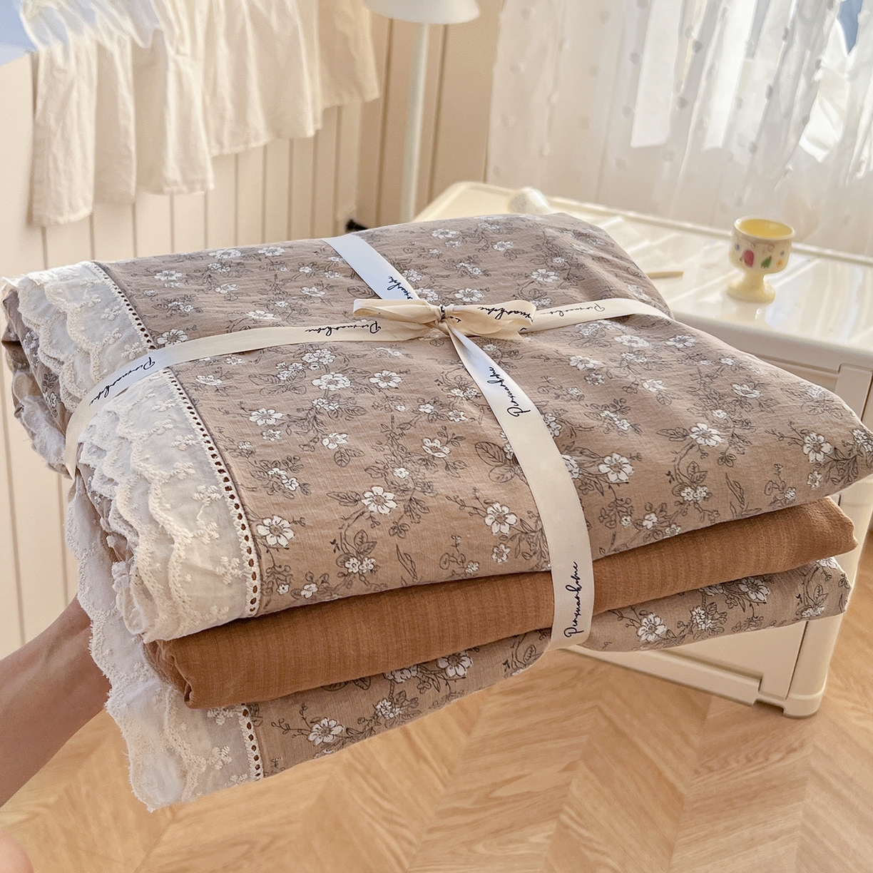 91家纺网 家纺一手货源 找家纺 赫然家纺 2026新款云感皱皱双层纱法式镂空全棉花边款四件套 幸福相约