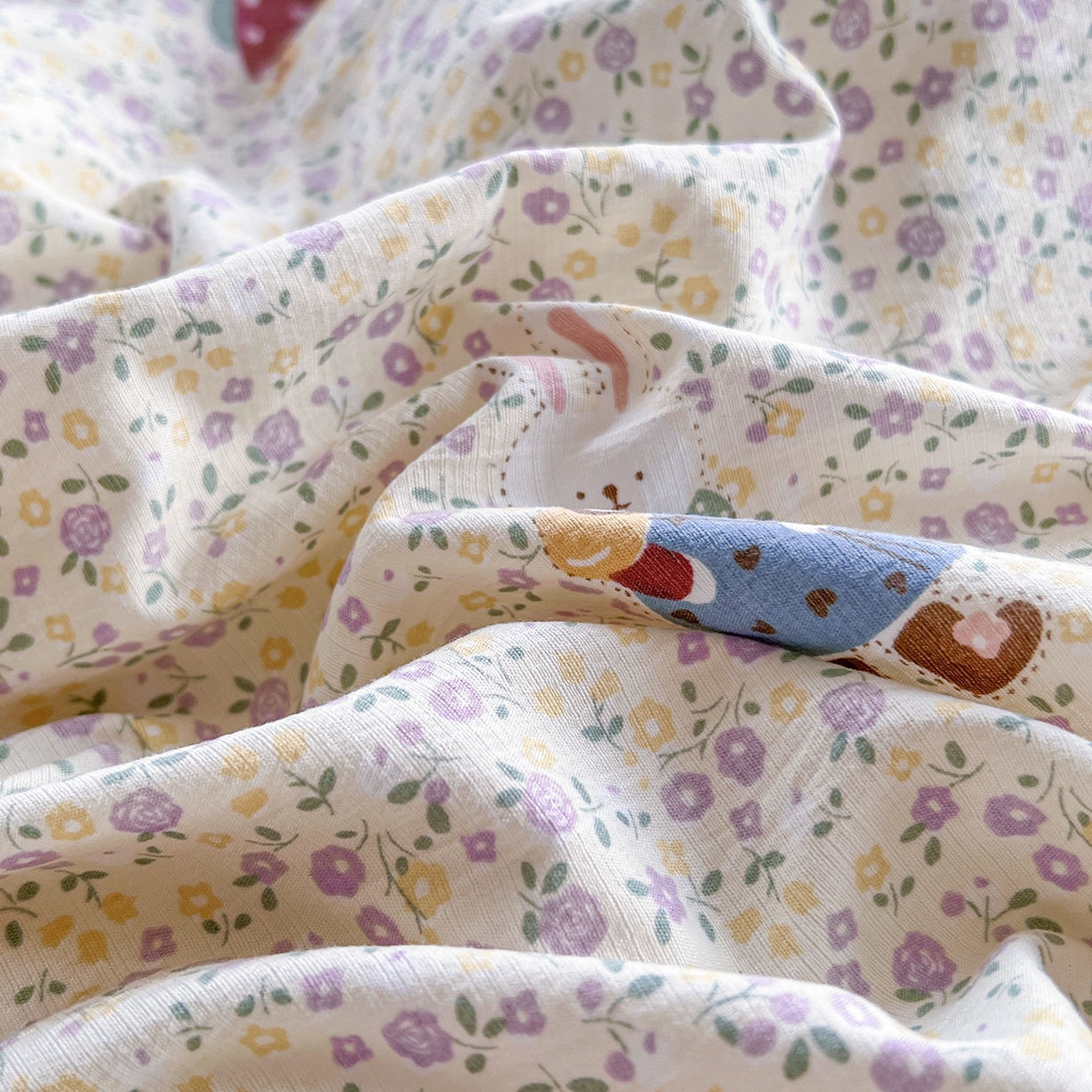 91家纺网 家纺一手货源 找家纺 赫然家纺 2026新款云感皱皱双层纱法式镂空全棉花边款四件套 花海兔