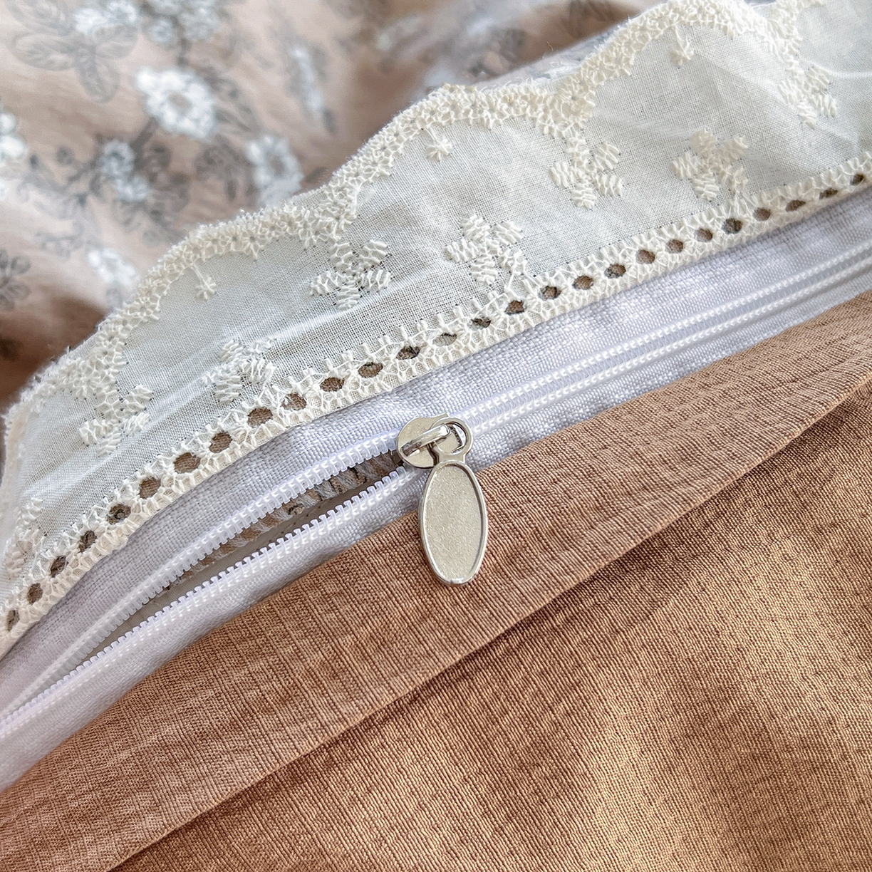 91家纺网 家纺一手货源 找家纺 赫然家纺 2026新款云感皱皱双层纱法式镂空全棉花边款四件套 幸福相约