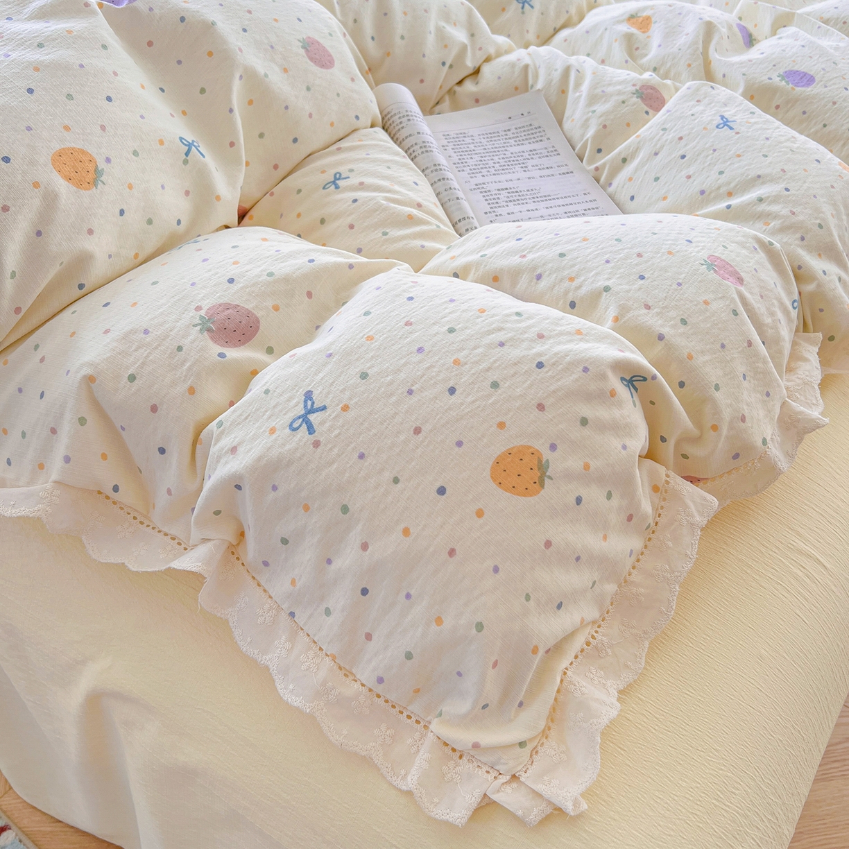 91家纺网 家纺一手货源 找家纺 赫然家纺 2026新款云感皱皱双层纱法式镂空全棉花边款四件套 草莓多多