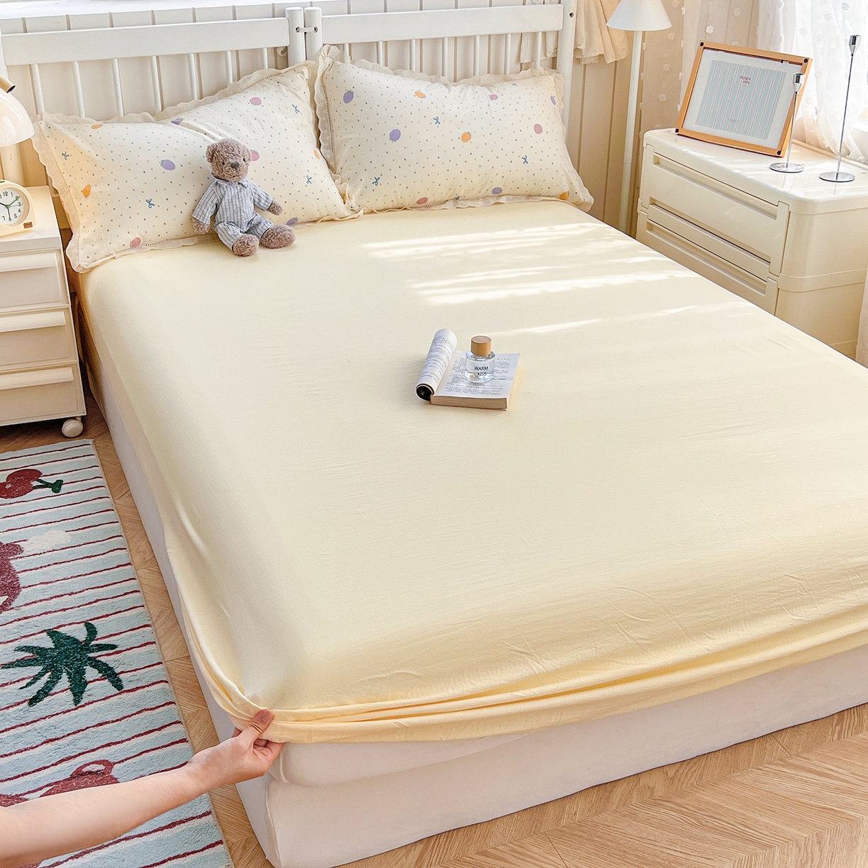 91家纺网 家纺一手货源 找家纺 赫然家纺 2026新款云感皱皱双层纱法式镂空全棉花边款四件套 草莓多多