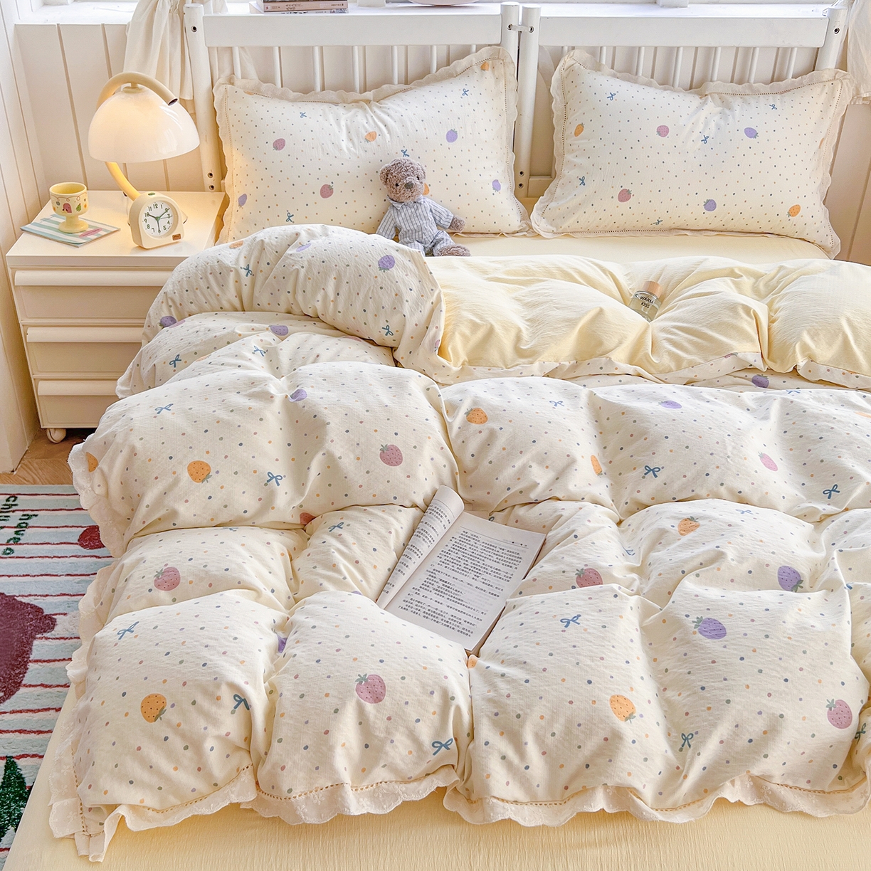 91家纺网 家纺一手货源 找家纺 赫然家纺 2026新款云感皱皱双层纱法式镂空全棉花边款四件套 草莓多多