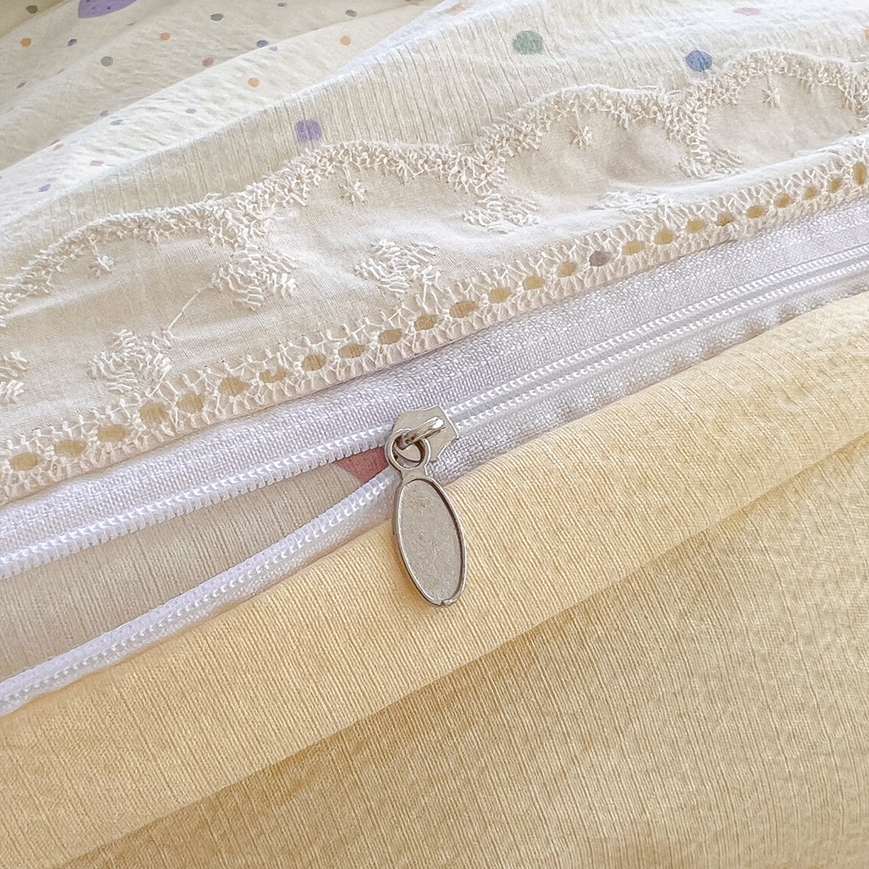 91家纺网 家纺一手货源 找家纺 赫然家纺 2026新款云感皱皱双层纱法式镂空全棉花边款四件套 草莓多多