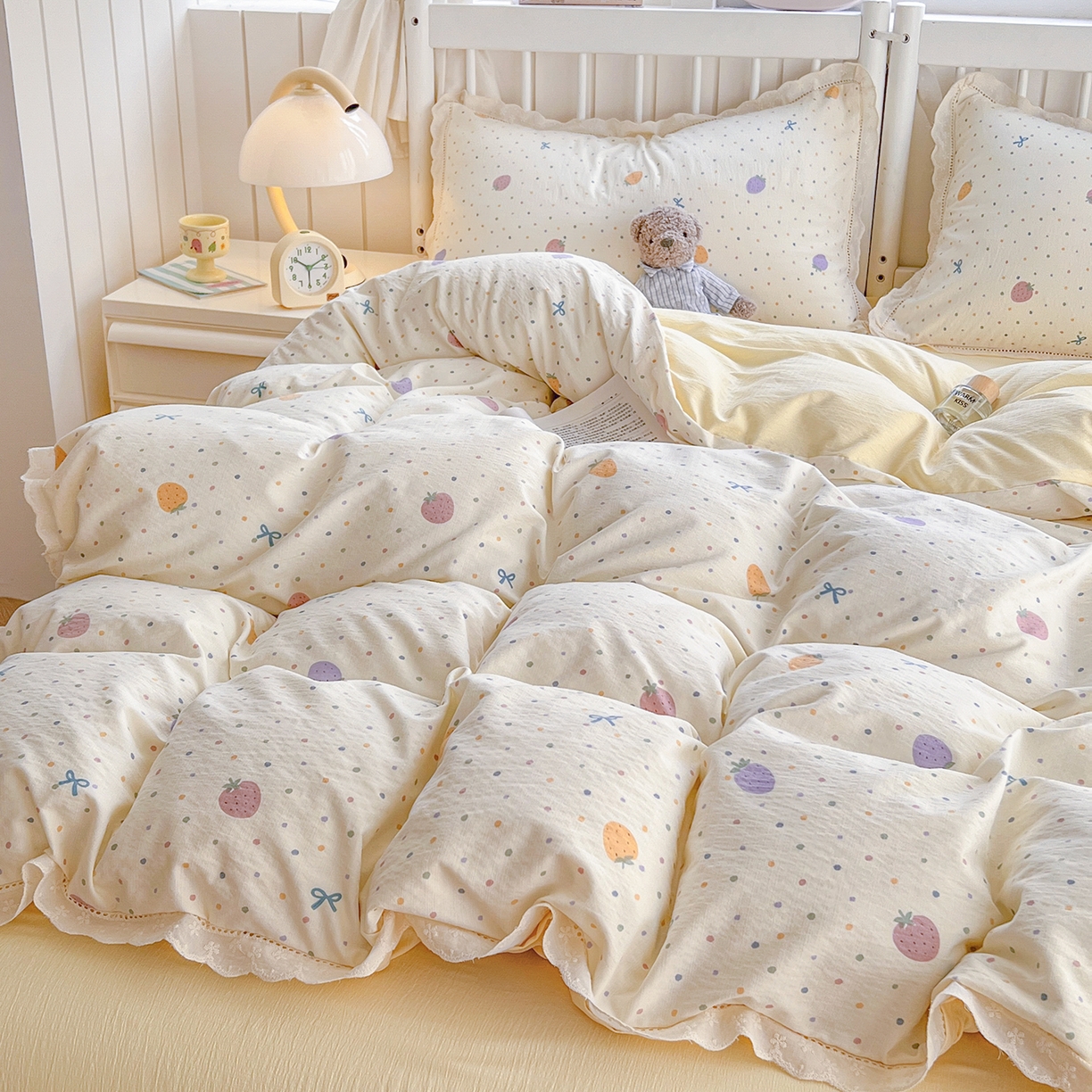 91家纺网 家纺一手货源 找家纺 赫然家纺 2026新款云感皱皱双层纱法式镂空全棉花边款四件套 草莓多多