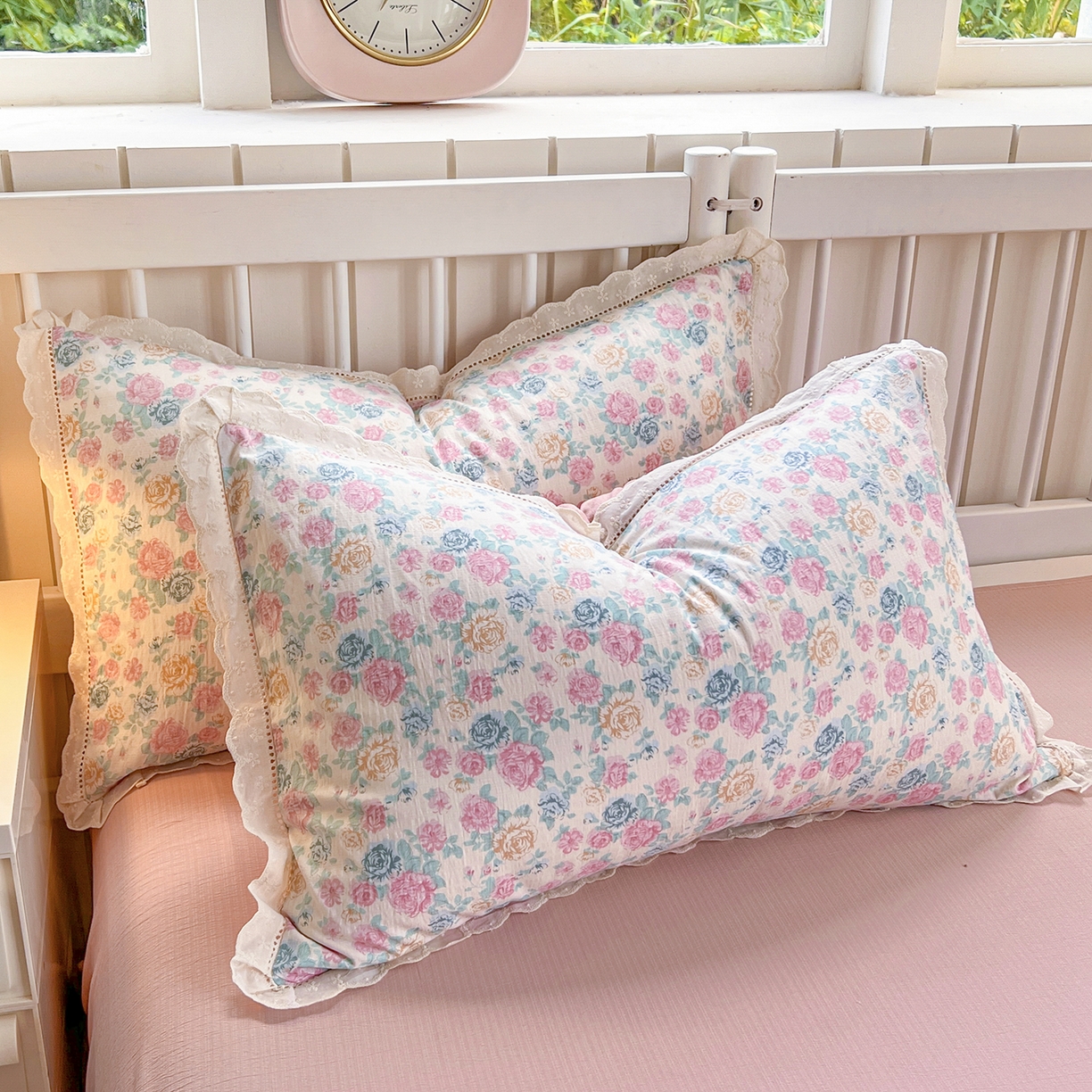 91家纺网 家纺一手货源 找家纺 赫然家纺 2026新款云感皱皱双层纱法式镂空全棉花边款四件套 陌上花开