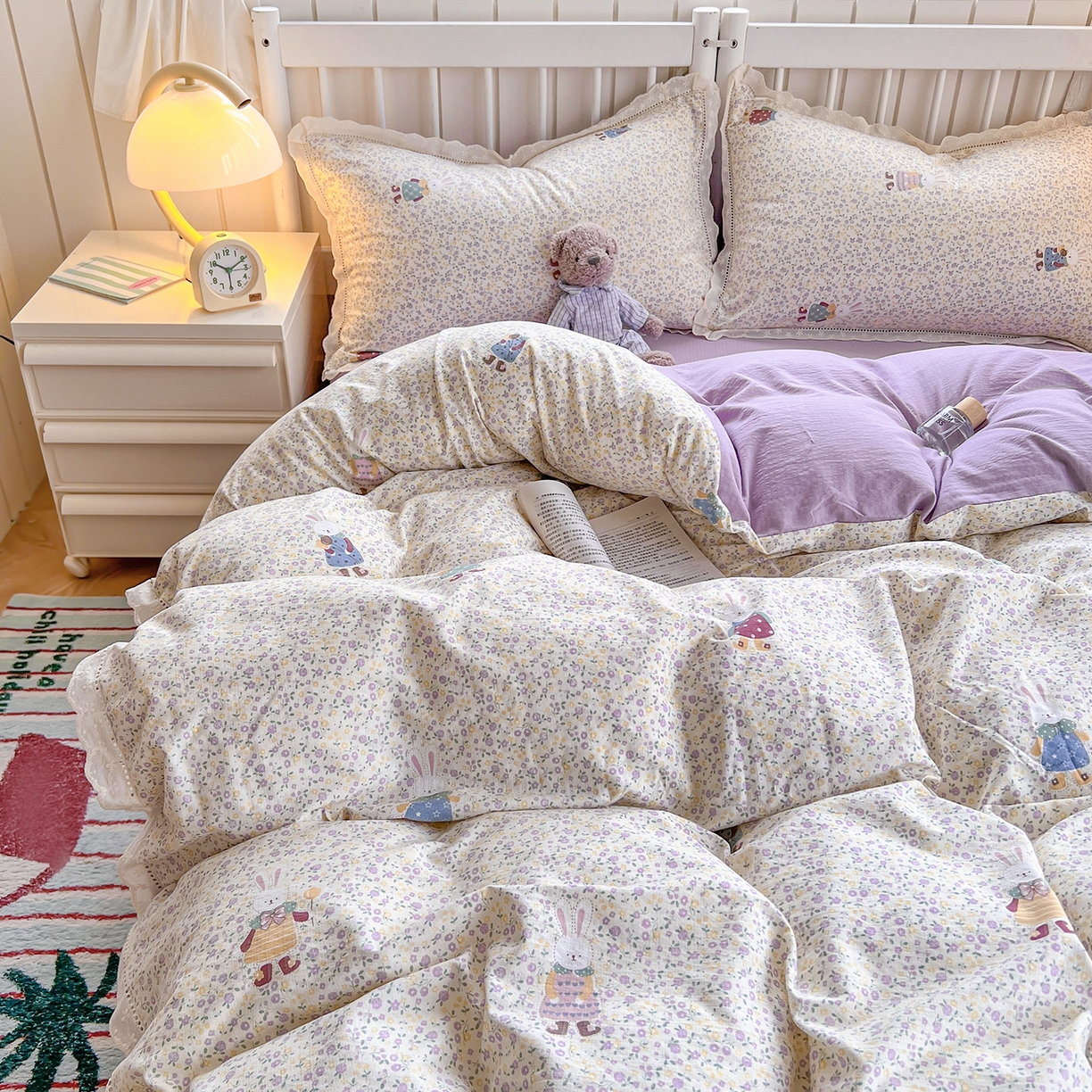 91家纺网 家纺一手货源 找家纺 赫然家纺 2026新款云感皱皱双层纱法式镂空全棉花边款四件套 花海兔