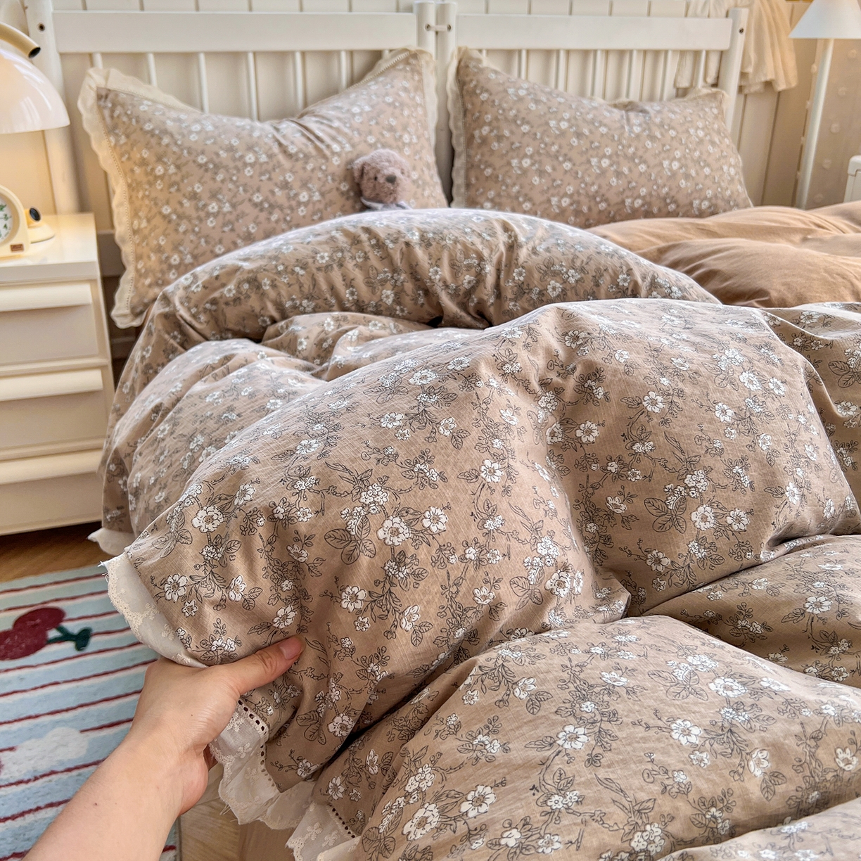 91家纺网 家纺一手货源 找家纺 赫然家纺 2026新款云感皱皱双层纱法式镂空全棉花边款四件套 幸福相约