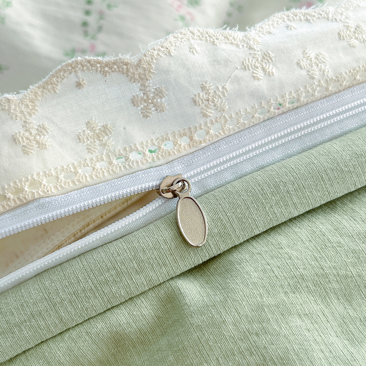 91家纺网 家纺一手货源 找家纺 赫然家纺 2026新款云感皱皱双层纱法式镂空全棉花边款四件套 怦然心动