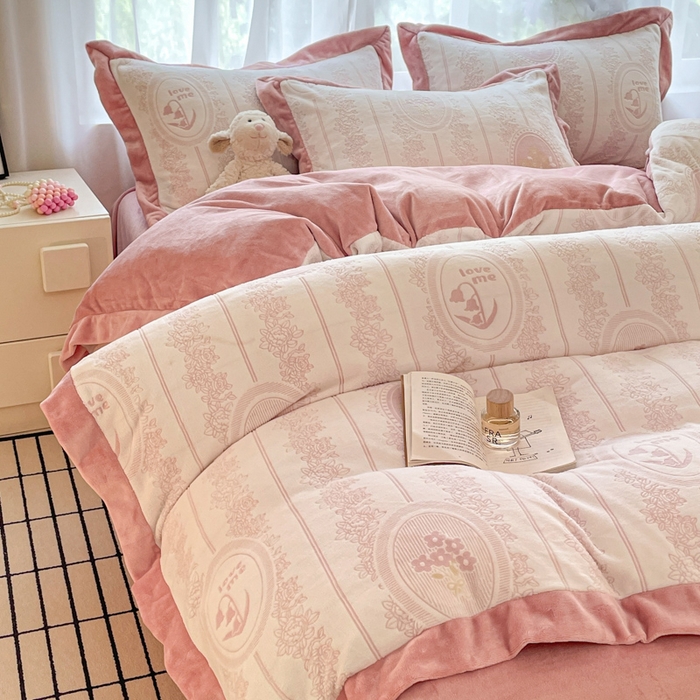 91家纺网 家纺一手货源 找家纺 （总）言一 2025新款A类全消光超柔260G立体雕花牛奶绒加厚法式宽边四件套