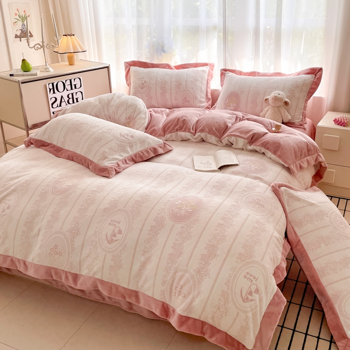 91家纺网 家纺一手货源 找家纺 （总）言一 2025新款A类全消光超柔260G立体雕花牛奶绒加厚法式宽边四件套