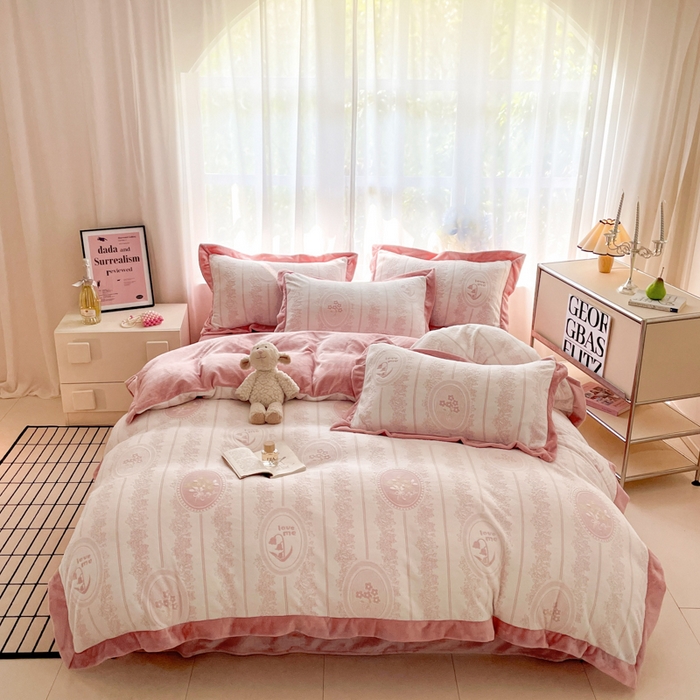 91家纺网 家纺一手货源 找家纺 言一 2025新款A类全消光超柔260G立体雕花牛奶绒加厚法式宽边四件套 繁花绮梦-豆沙