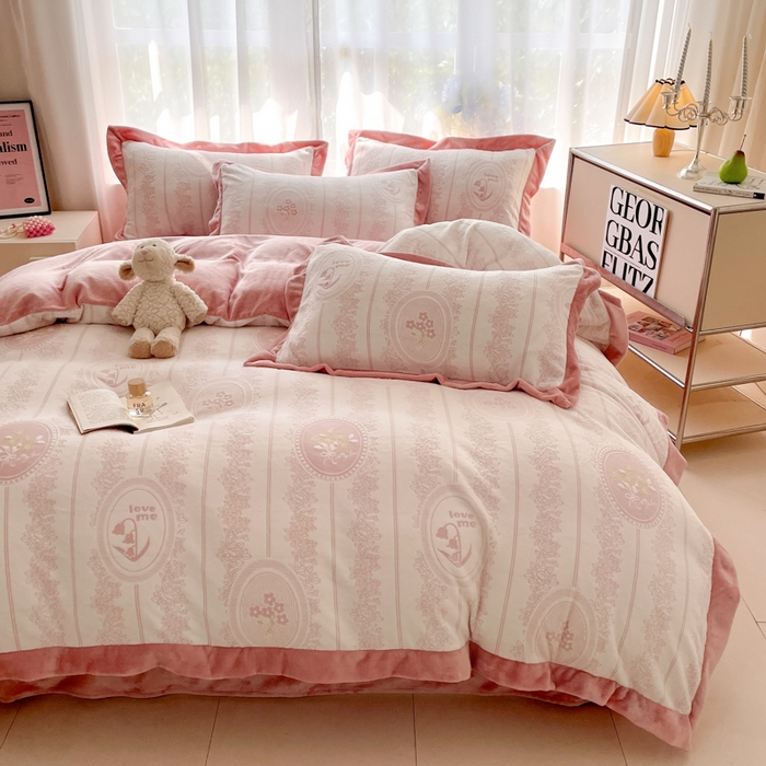 91家纺网 家纺一手货源 找家纺 言一 2025新款A类全消光超柔260G立体雕花牛奶绒加厚法式宽边四件套 繁花绮梦-豆沙