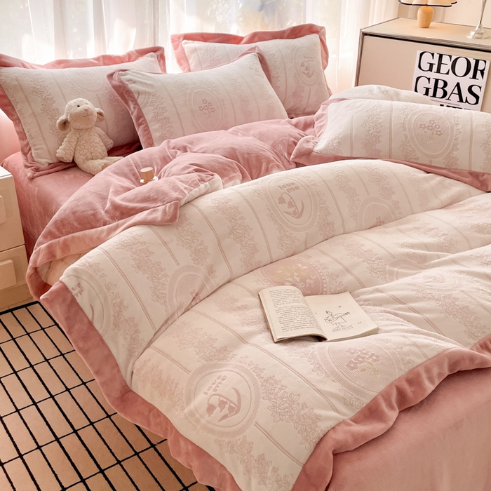 91家纺网 家纺一手货源 找家纺 言一 2025新款A类全消光超柔260G立体雕花牛奶绒加厚法式宽边四件套 繁花绮梦-豆沙