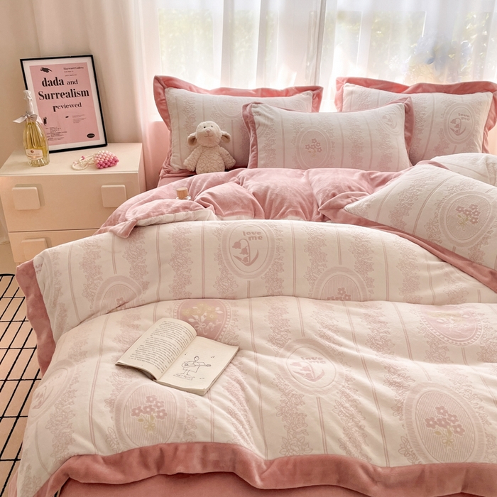 91家纺网 家纺一手货源 找家纺 言一 2025新款A类全消光超柔260G立体雕花牛奶绒加厚法式宽边四件套 繁花绮梦-豆沙