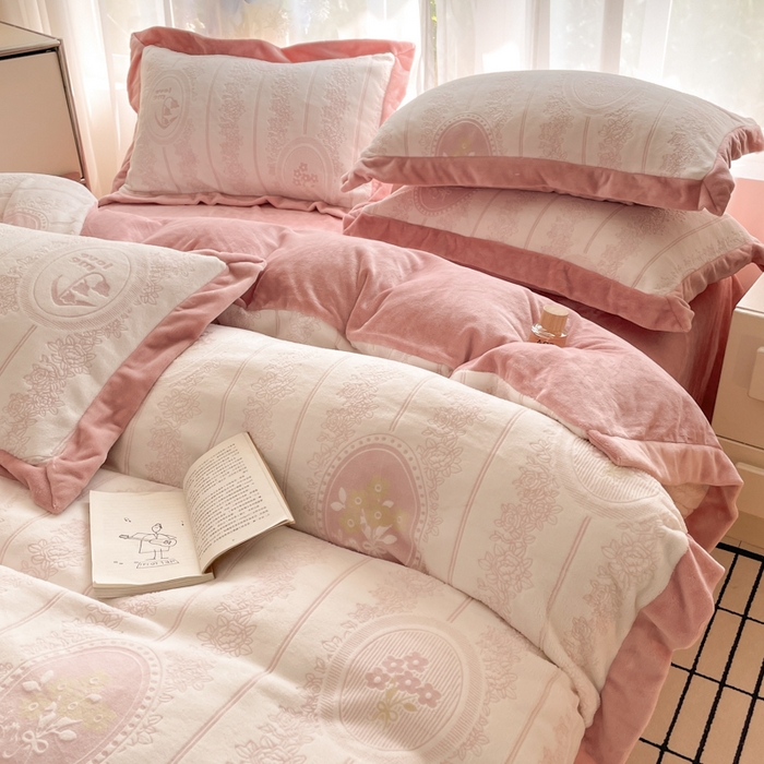 91家纺网 家纺一手货源 找家纺 言一 2025新款A类全消光超柔260G立体雕花牛奶绒加厚法式宽边四件套 繁花绮梦-豆沙