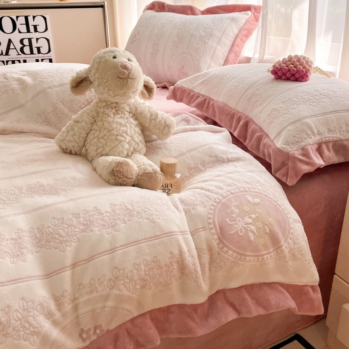 91家纺网 家纺一手货源 找家纺 言一 2025新款A类全消光超柔260G立体雕花牛奶绒加厚法式宽边四件套 繁花绮梦-豆沙