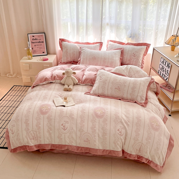 91家纺网 家纺一手货源 找家纺 言一 2025新款A类全消光超柔260G立体雕花牛奶绒加厚法式宽边四件套 繁花绮梦-豆沙