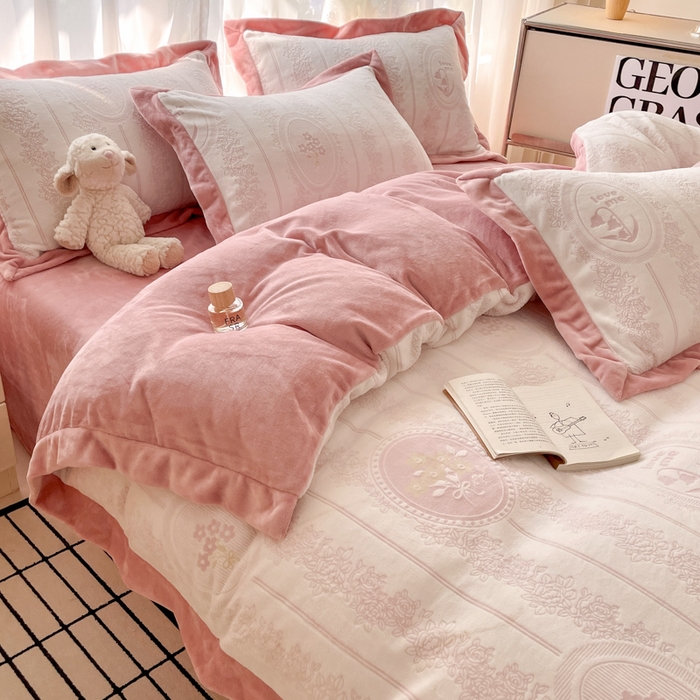 91家纺网 家纺一手货源 找家纺 言一 2025新款A类全消光超柔260G立体雕花牛奶绒加厚法式宽边四件套 繁花绮梦-豆沙