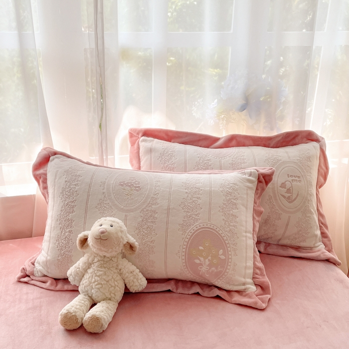 91家纺网 家纺一手货源 找家纺 言一 2025新款A类全消光超柔260G立体雕花牛奶绒加厚法式宽边四件套 繁花绮梦-豆沙