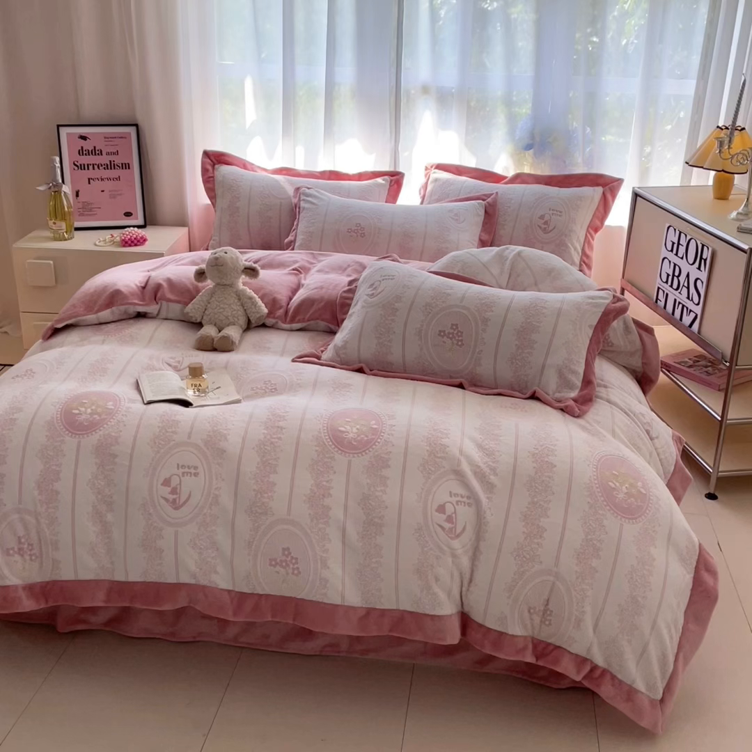 91家纺网 家纺一手货源 找家纺 言一 2025新款A类全消光超柔260G立体雕花牛奶绒加厚法式宽边四件套 繁花绮梦-豆沙