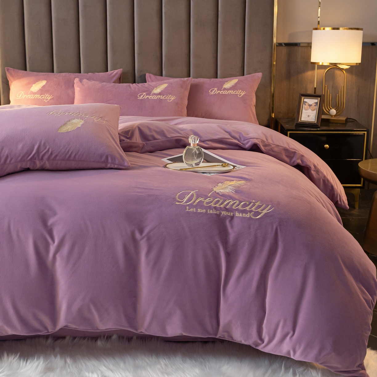 91家纺网 家纺一手货源 找家纺 如一 2025新款水晶绒纯色刺绣轻羽系列四件套 轻羽-安娜紫