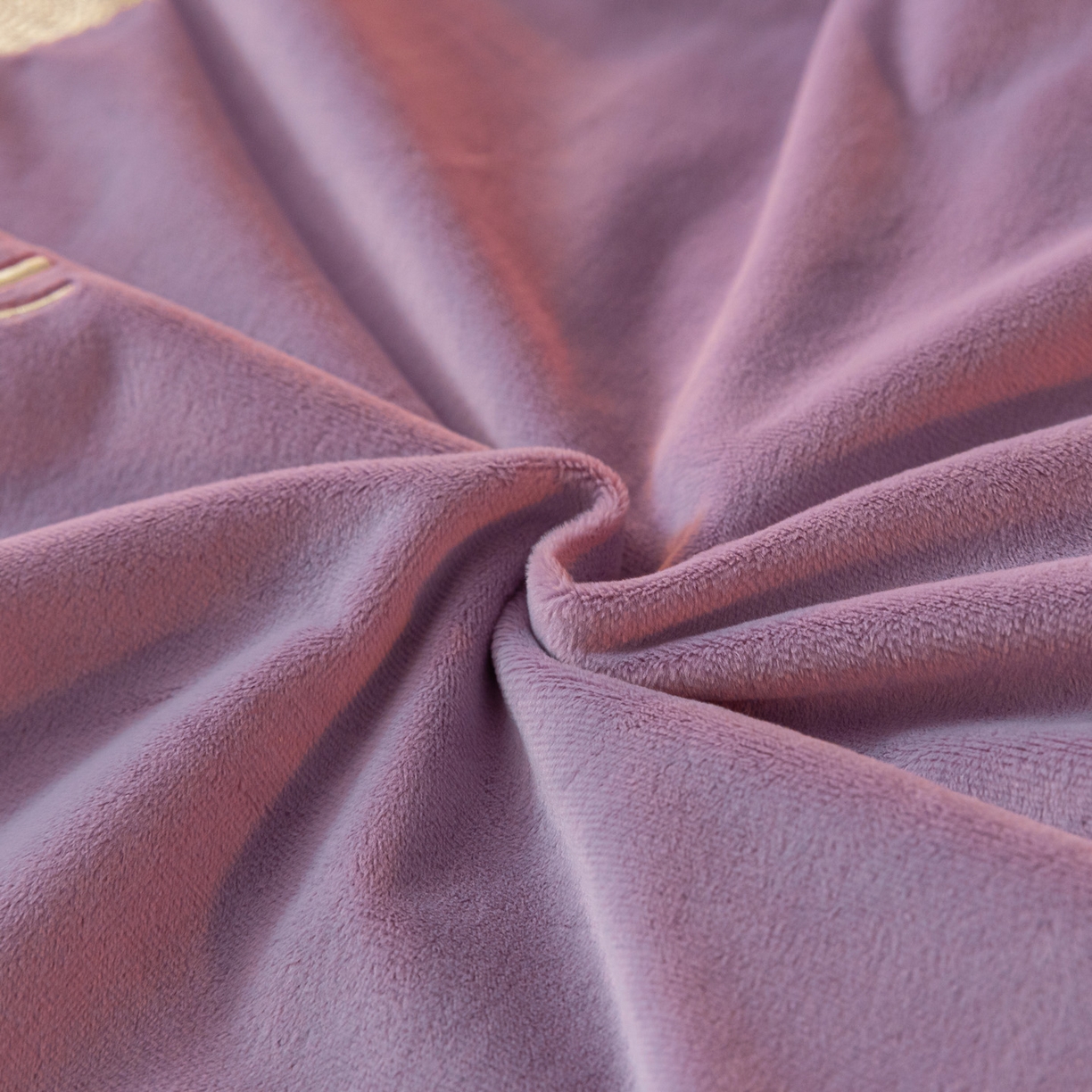 91家纺网 家纺一手货源 找家纺 如一 2025新款水晶绒纯色刺绣轻羽系列四件套 轻羽-安娜紫