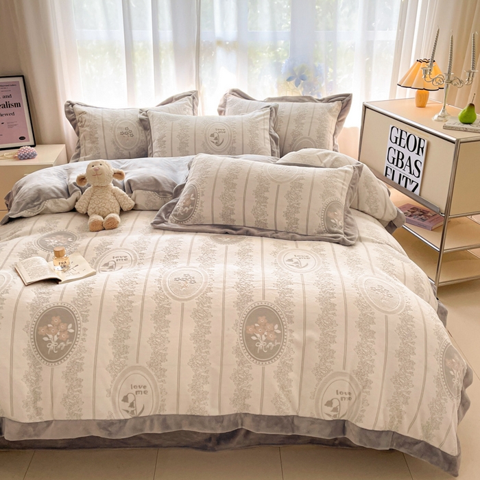 91家纺网 家纺一手货源 找家纺 言一 2025新款A类全消光超柔260G立体雕花牛奶绒加厚法式宽边四件套 繁花绮梦-灰