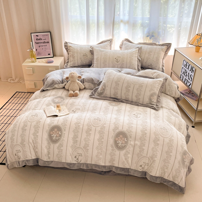 91家纺网 家纺一手货源 找家纺 言一 2025新款A类全消光超柔260G立体雕花牛奶绒加厚法式宽边四件套 繁花绮梦-灰